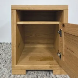 Nočný stolík s poličkou z dreva