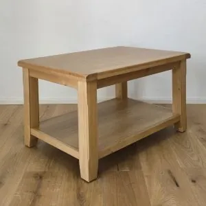 masívny konferenčný stolík