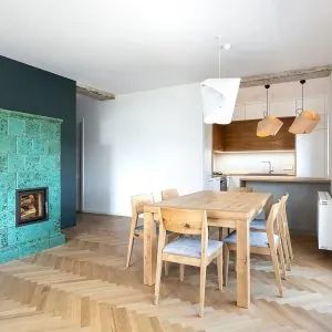 masívny drevený jedalenský stôl