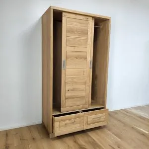 satnik z masivu s odsuvacimi dvierkami