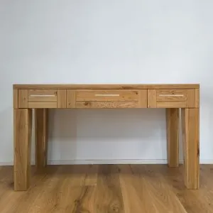 drevený písací stolík so zásuvkami