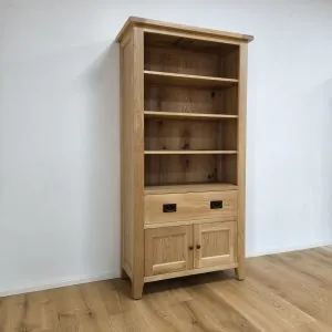 dubová knižnica z masívu do obývačky