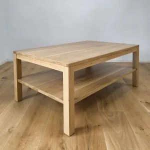 masívny konferenčný stolík