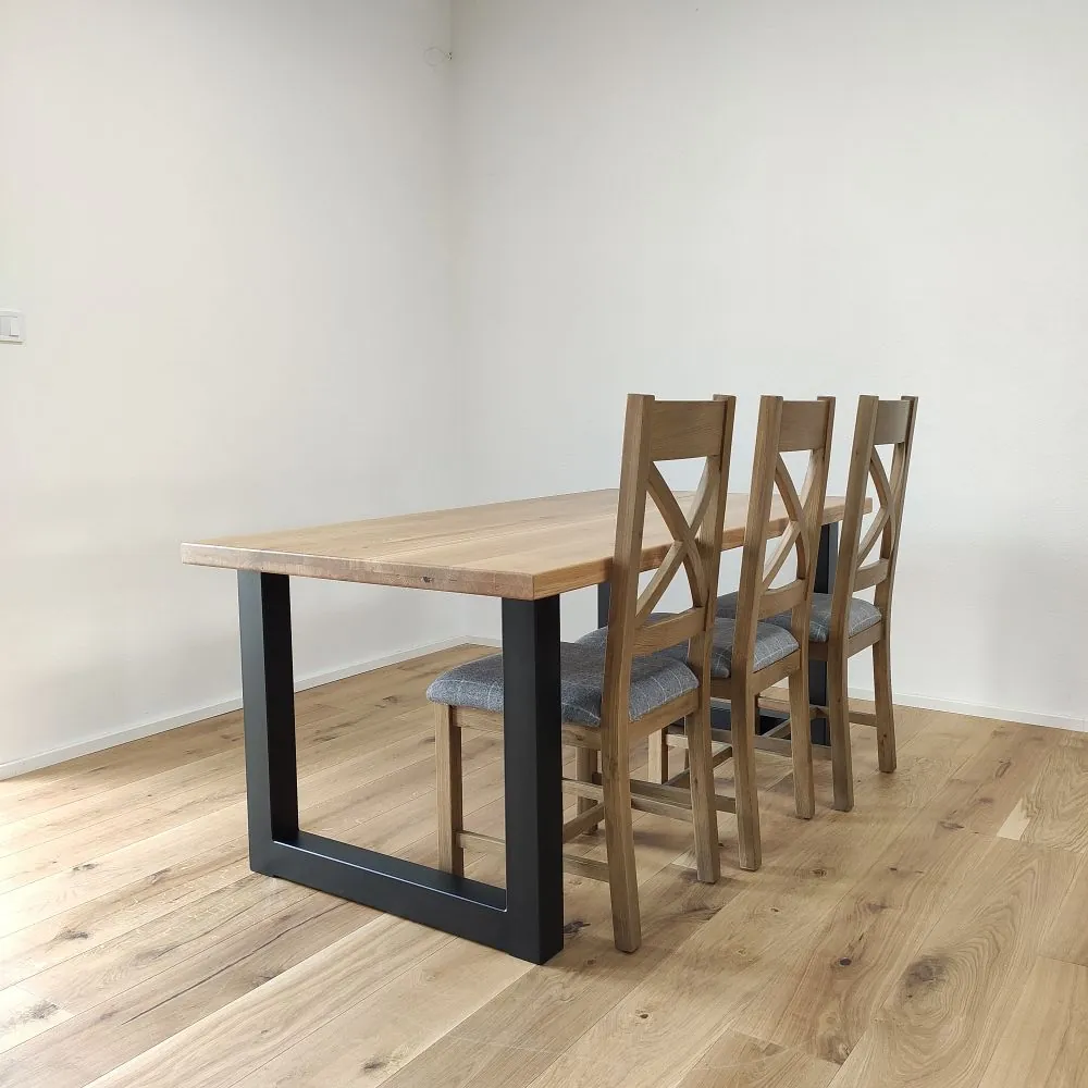 masívny jedálenský stôl