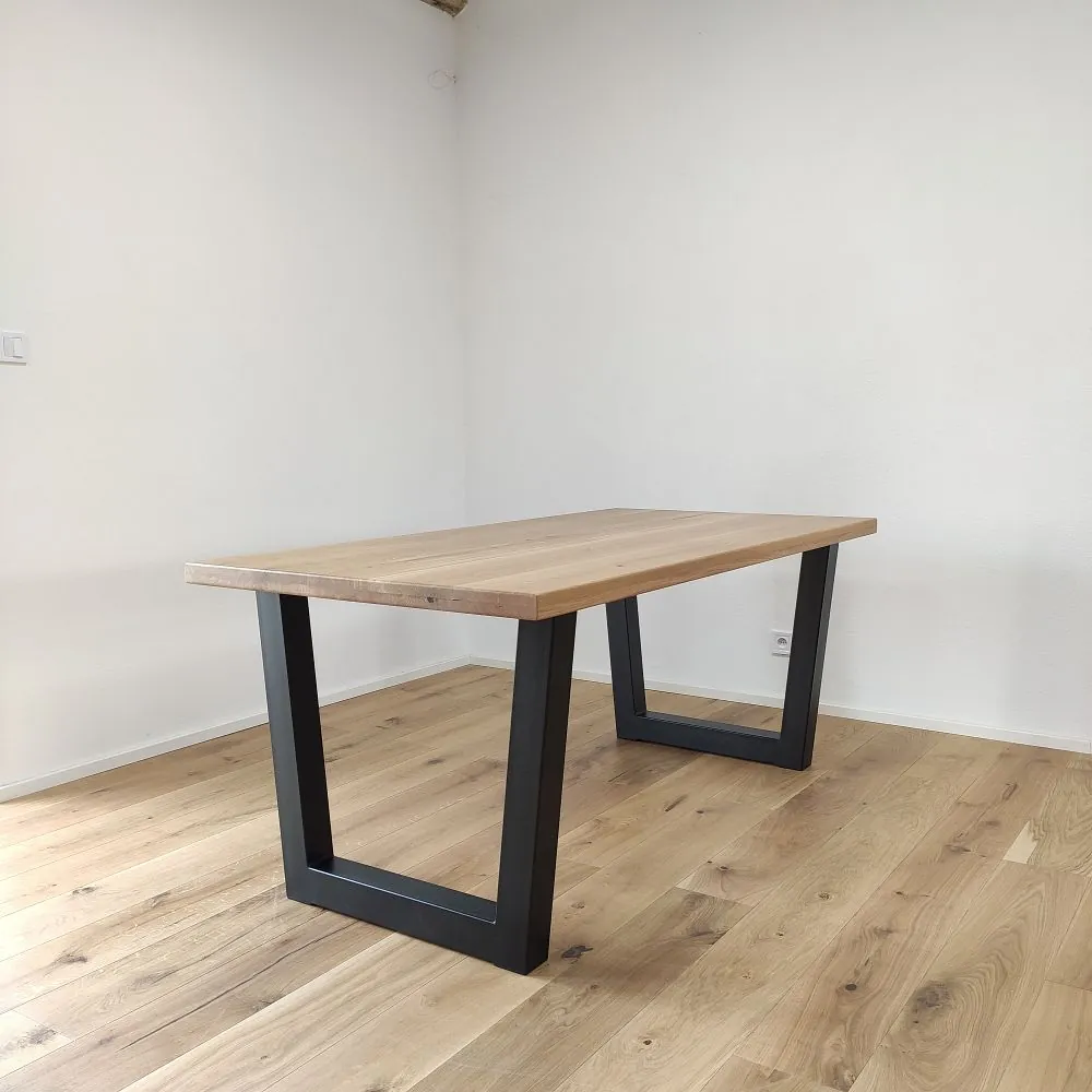 drevený jedalenský stôl