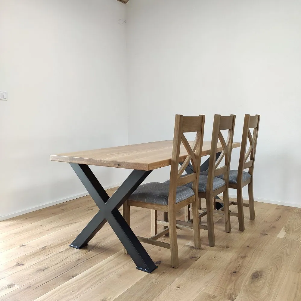 masívny drevený jedalenský stôl