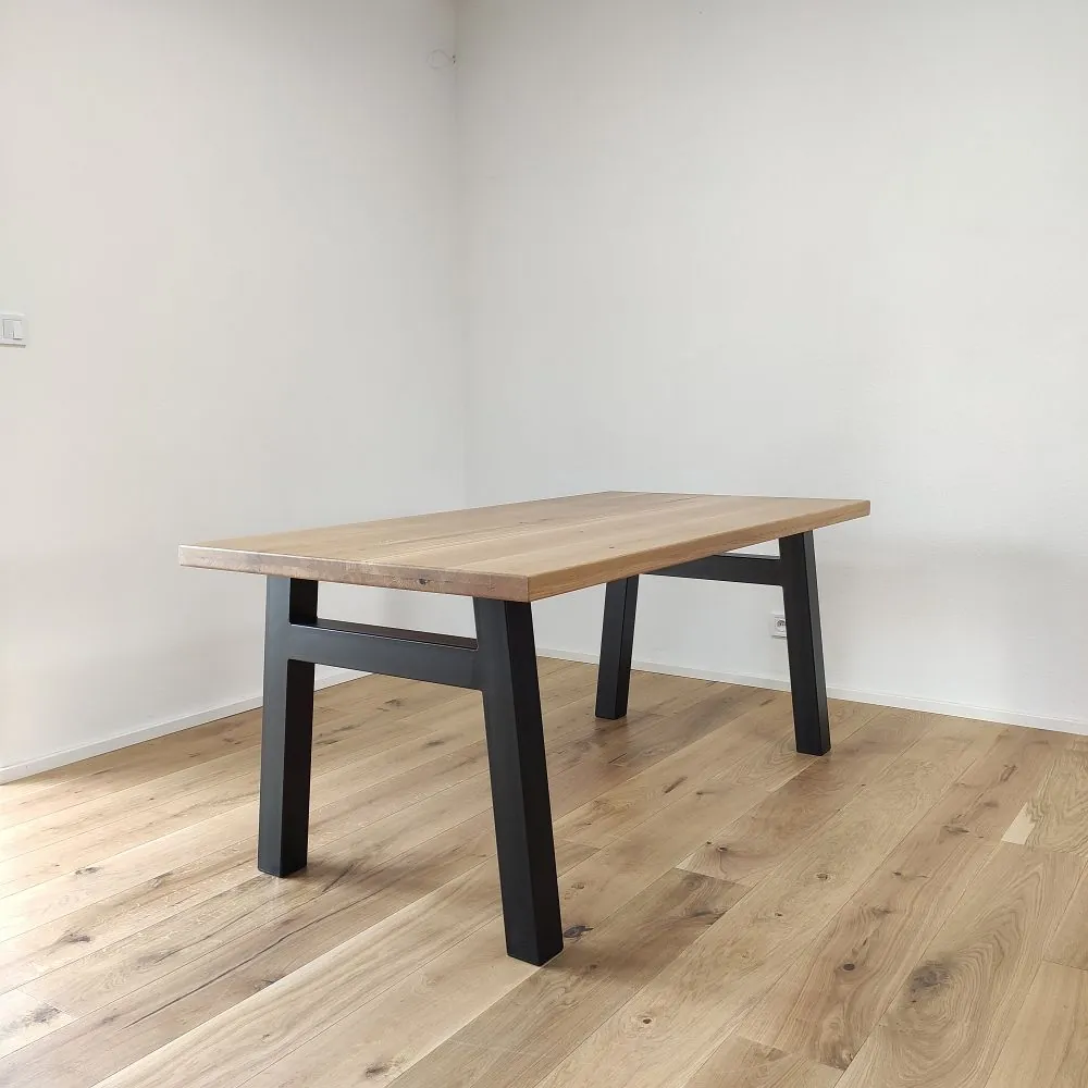 kuchynský stôl masív