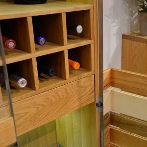 Masívna vitrína na alkohol