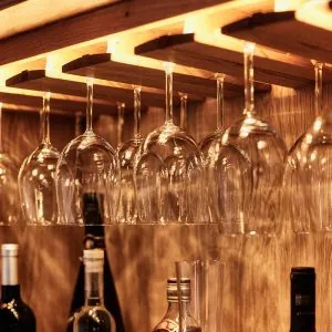 Drevená vitrína na alkohol