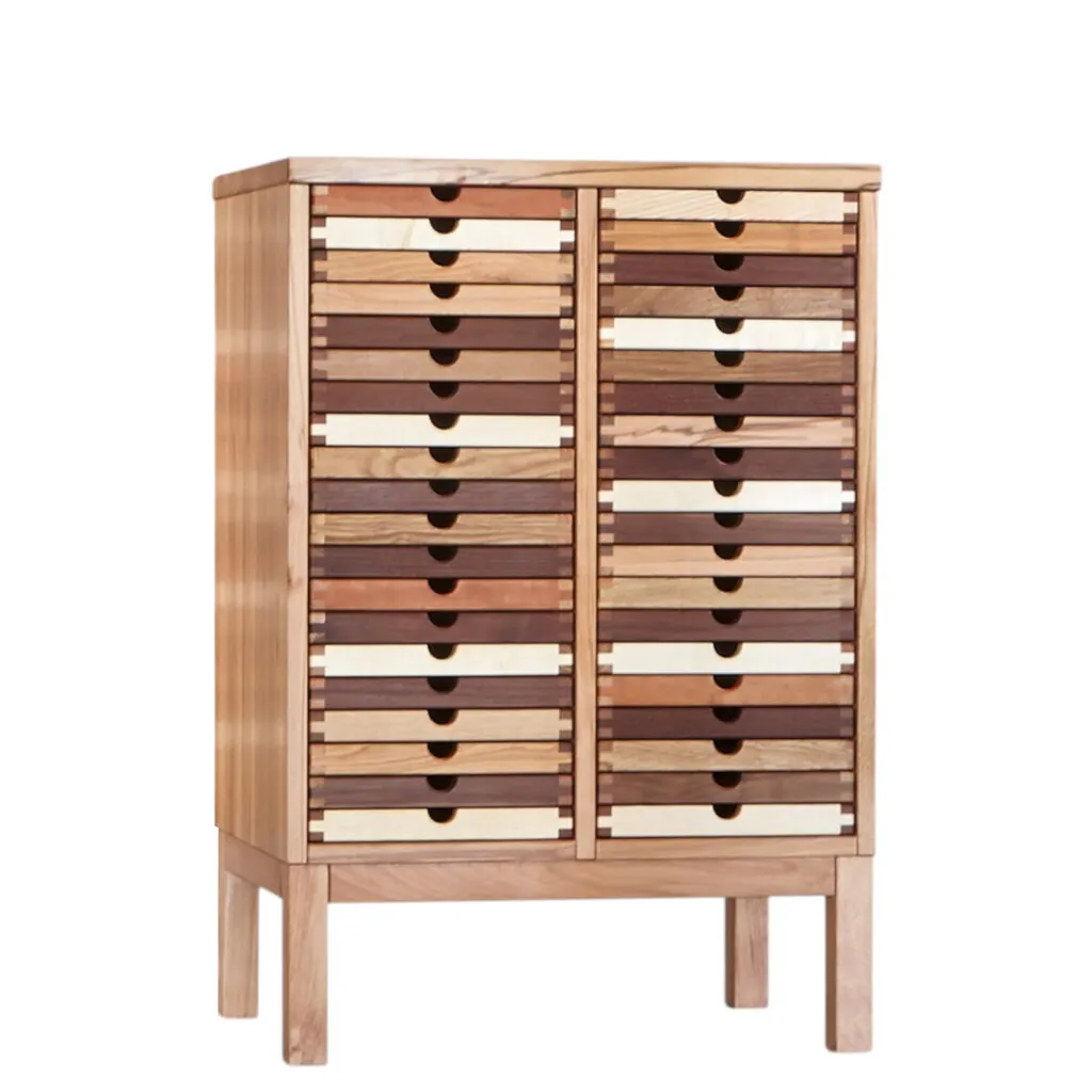 Dizajnová skrinka s nadčasovým dizajnom z masívu Sixay SIXtematic