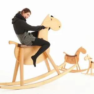 Drevený masívny húpací kôň