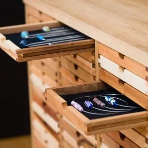 Masívne zásuvky línie SIXtematic z 9 druhov masívneho dreva