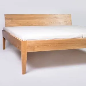 Drevená manželská posteľ s matracom