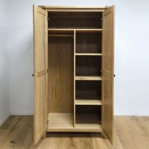 šatníková skriňa s policami